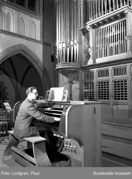 Musikdirektör John Hult spelar i Gustav Adolfs kyrka.