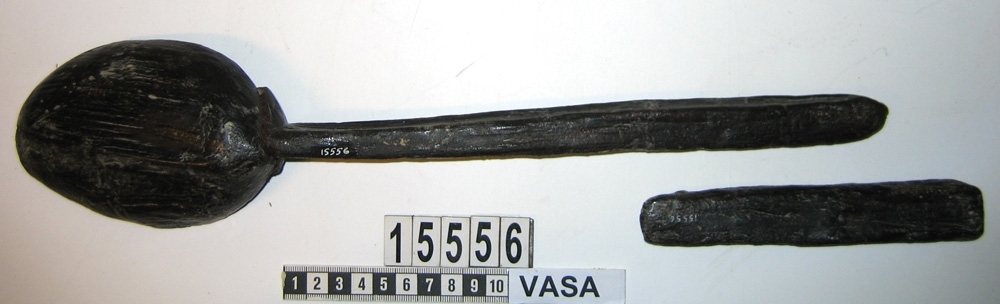 En träslev.

Sleven har tidigare varit bruten i fyra delar: skedblad samt tre skaftdelar. Skedbladet är ovalt och skaftet rakt med fyrkantigt tvärsnitt. I änden på skaftet, på undersidan, sitter ett bomärke. Skedbladet är brutet längs med kanten och har en synlig spricka. På den ena skaftdelen syns spår efter en lagning från tiden efter bärgningstillfället. Skedbladet och den längre delen av skaftet fogades samman av konserveringsenheten 1997 och idag består sleven av två delar.

Sleven tycks ha varit utsatt för kraftigt vattenslitage.