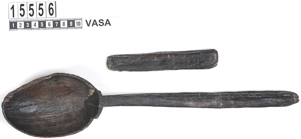En träslev.

Sleven har tidigare varit bruten i fyra delar: skedblad samt tre skaftdelar. Skedbladet är ovalt och skaftet rakt med fyrkantigt tvärsnitt. I änden på skaftet, på undersidan, sitter ett bomärke. Skedbladet är brutet längs med kanten och har en synlig spricka. På den ena skaftdelen syns spår efter en lagning från tiden efter bärgningstillfället. Skedbladet och den längre delen av skaftet fogades samman av konserveringsenheten 1997 och idag består sleven av två delar.

Sleven tycks ha varit utsatt för kraftigt vattenslitage.