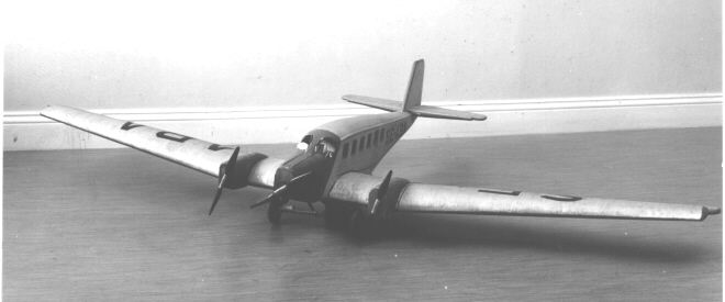 Modell av flygplan, Junker G 24. Tre motorer. Flygplanet
kallades "Uppland" och var ABA:s enda G 24 C från 1927 en förbättrad
version av G 23. Använd vid Nobile expeditionen till Nordpolen 1928l.