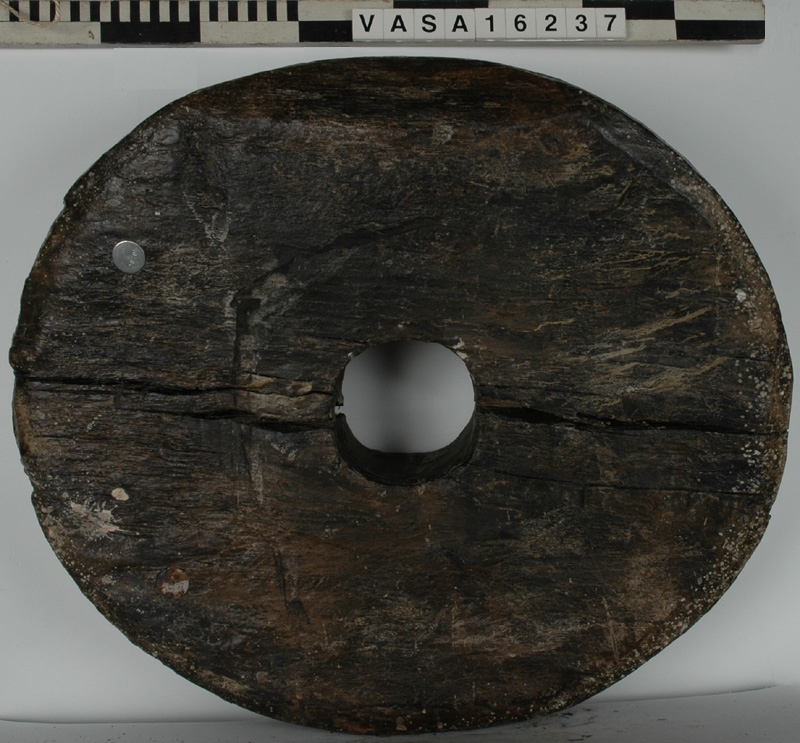 Hjul, främre (höger).

Ena sidan av hjulet har en 30 mm fasad kant.

Hjul 16237 bestod av två delar. Vid inventeringen 2006 fick den omärkta delen ett eget nr: 28705.

Fyndnummer 16232 utgör huvudnummer för lavetten.

Text i fyndliggaren:

Nr 16232-16242 utgör lavetten vid kanonport 22.

För mer information se Dokumentationsblankett under Referenser – Länkade filer.