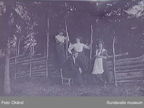 Grupporträtt. Blandat, män och kvinnor i olika ute och innemiljöer.