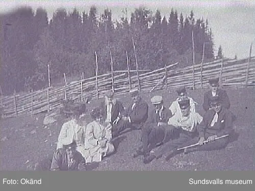 Grupporträtt. Blandat, män och kvinnor i olika ute och innemiljöer.