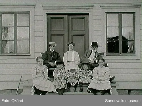 Grupporträtt. Blandat, män och kvinnor i olika ute och innemiljöer.