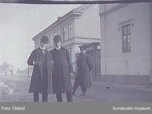 Grupporträtt. Blandat, män och kvinnor i olika ute och innemiljöer.