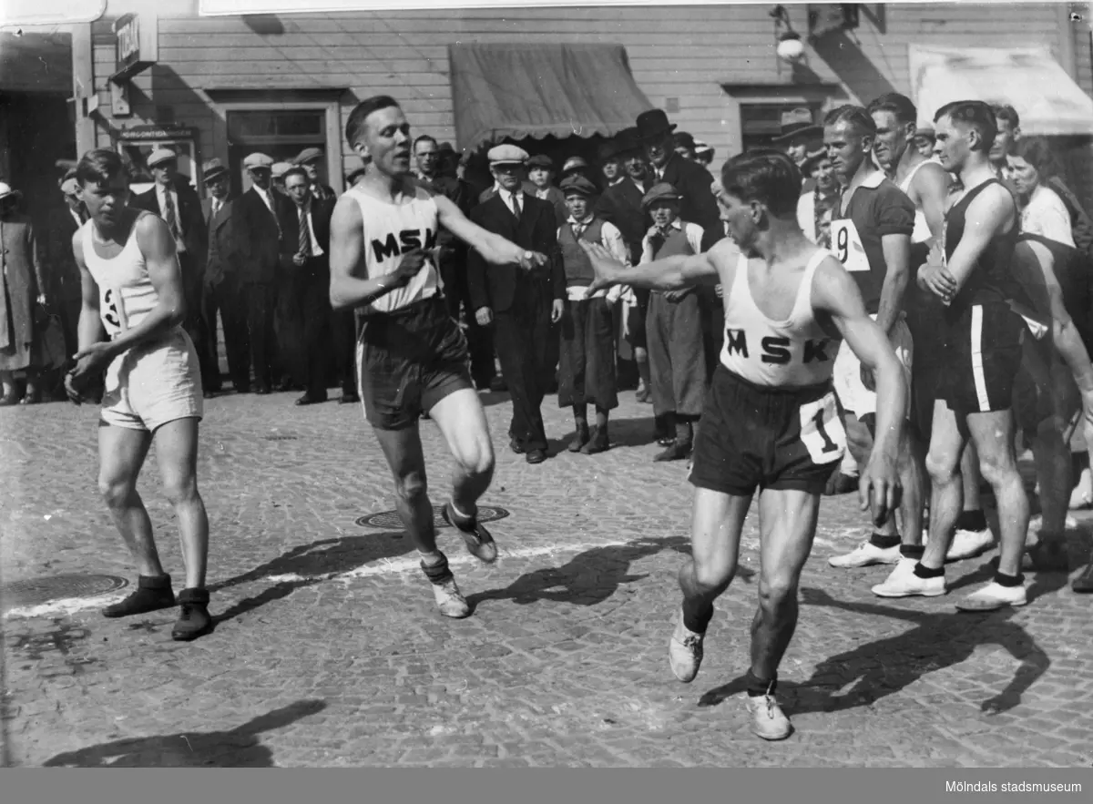 Idrottsföreningen MSK (Mölndals sportklubb) tävlar i stafetten "Mölndal runt". Forsåkersgatan i Mölndal år 1935.