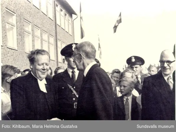 Kungabesök. Pastor Hjelmerius(?) hälsar på konung
 Gustav VI Adolf