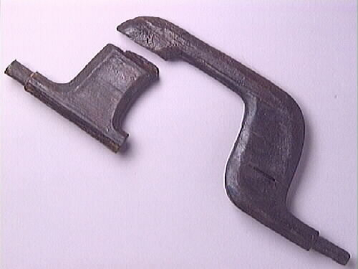 Ett skaft till en borr, sk borrsväng. Skaftet har fasade ytterkanter. Skaftet, som tidigare varit avbrutet, har fogats samman av konserveringsenheten 1996.

Skaftet är välbevarat. På skaftets yta syns blå utfällningar.

För mer information se Dokumentationsblankett under Referenser – Länkade filer.


Text in English: The handle of a brace.

Cranked wooden handle with bevelled sides. Previously broken, repaired by the Conservation Laboratory in 1996.

Well preserved. Blue precipitations on surface.

For more information see the Documentation form under References – Linked files.