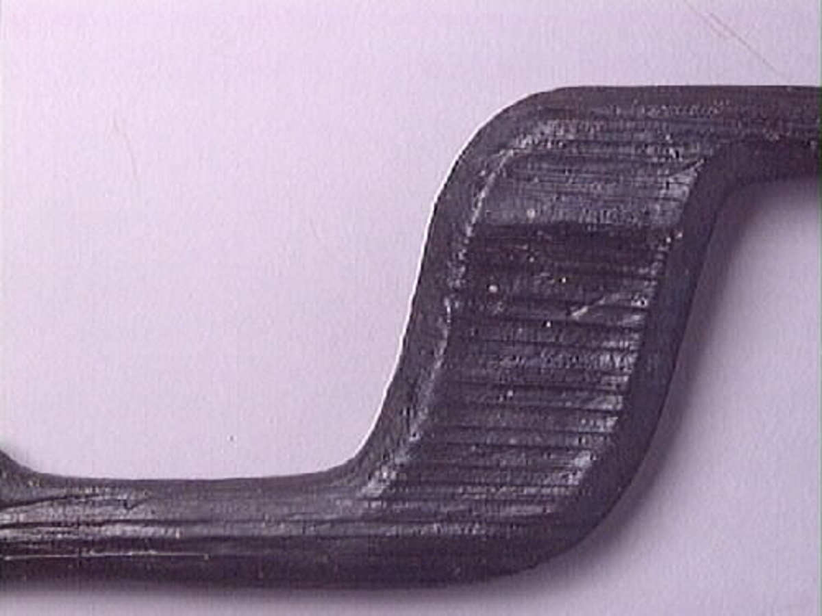 Ett skaft till en borr, sk borrsväng. Skaftet har fasade ytterkanter. Skaftet, som tidigare varit avbrutet, har fogats samman av konserveringsenheten 1996.

Skaftet är välbevarat. På skaftets yta syns blå utfällningar.

För mer information se Dokumentationsblankett under Referenser – Länkade filer.


Text in English: The handle of a brace.

Cranked wooden handle with bevelled sides. Previously broken, repaired by the Conservation Laboratory in 1996.

Well preserved. Blue precipitations on surface.

For more information see the Documentation form under References – Linked files.