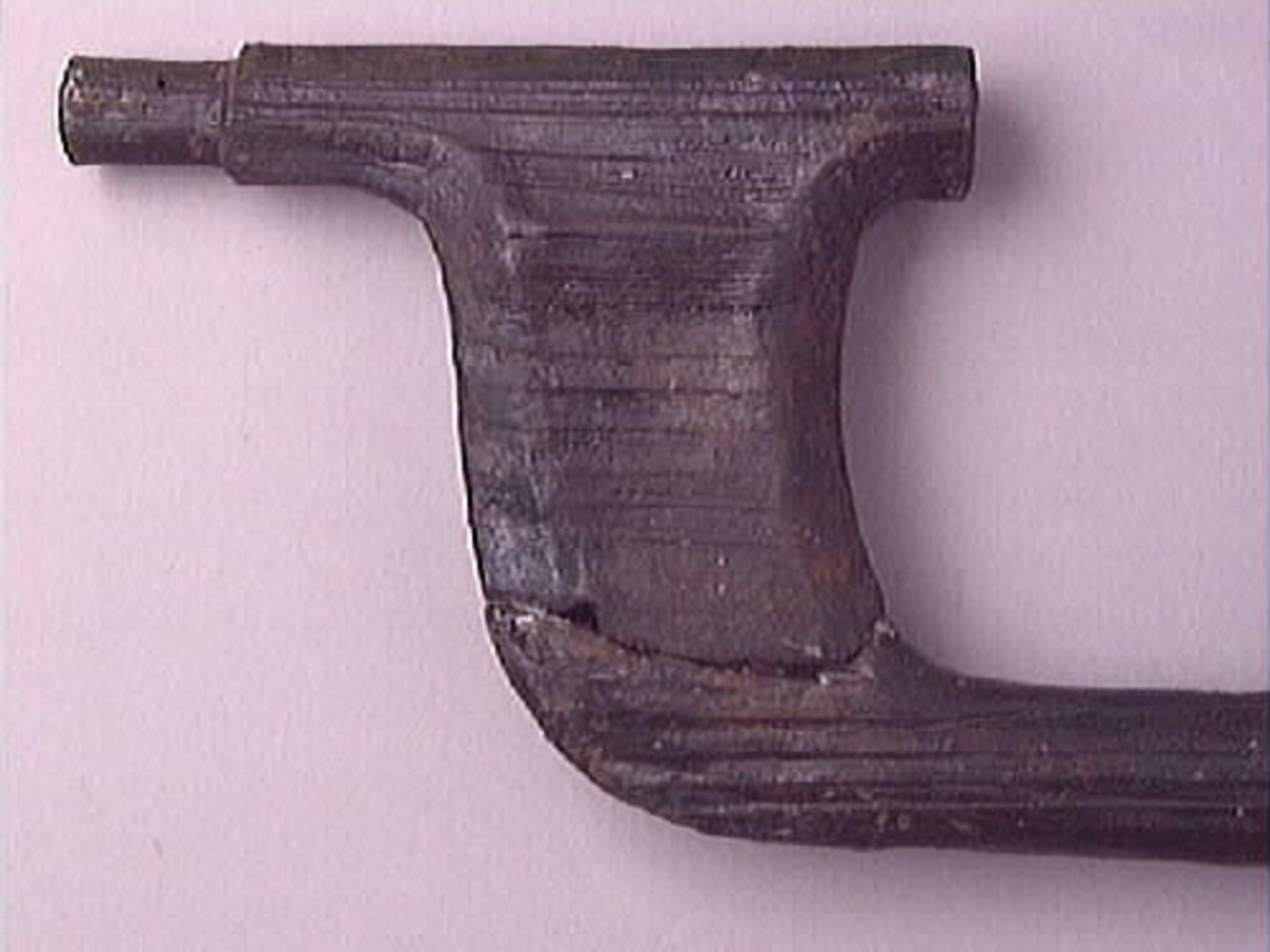 Ett skaft till en borr, sk borrsväng. Skaftet har fasade ytterkanter. Skaftet, som tidigare varit avbrutet, har fogats samman av konserveringsenheten 1996.

Skaftet är välbevarat. På skaftets yta syns blå utfällningar.

För mer information se Dokumentationsblankett under Referenser – Länkade filer.


Text in English: The handle of a brace.

Cranked wooden handle with bevelled sides. Previously broken, repaired by the Conservation Laboratory in 1996.

Well preserved. Blue precipitations on surface.

For more information see the Documentation form under References – Linked files.