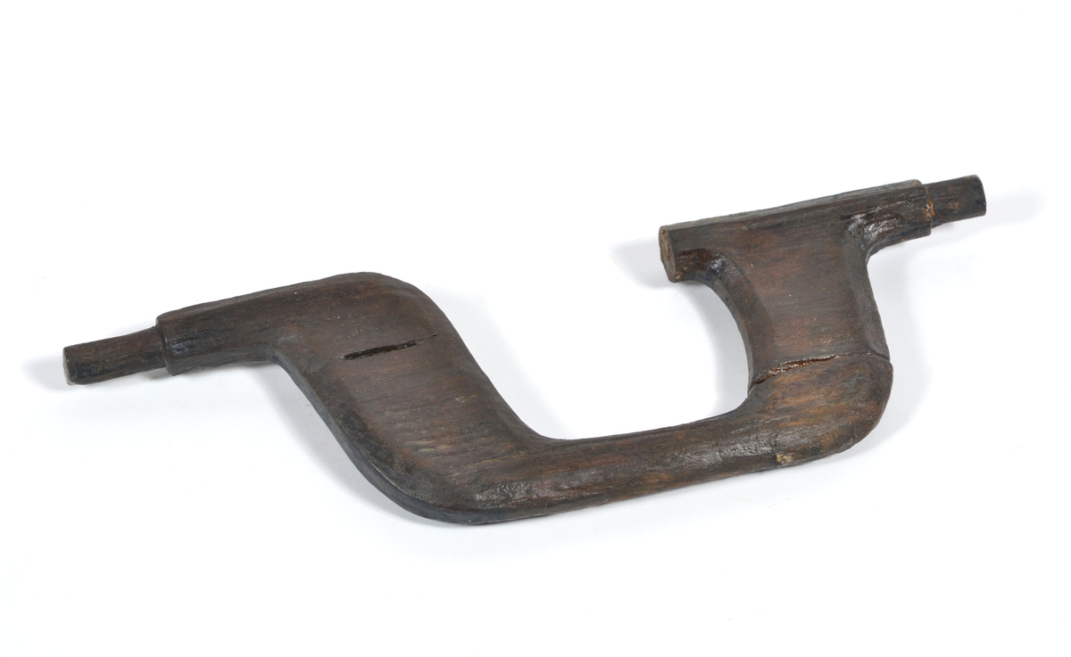 Ett skaft till en borr, sk borrsväng. Skaftet har fasade ytterkanter. Skaftet, som tidigare varit avbrutet, har fogats samman av konserveringsenheten 1996.

Skaftet är välbevarat. På skaftets yta syns blå utfällningar.

För mer information se Dokumentationsblankett under Referenser – Länkade filer.


Text in English: The handle of a brace.

Cranked wooden handle with bevelled sides. Previously broken, repaired by the Conservation Laboratory in 1996.

Well preserved. Blue precipitations on surface.

For more information see the Documentation form under References – Linked files.