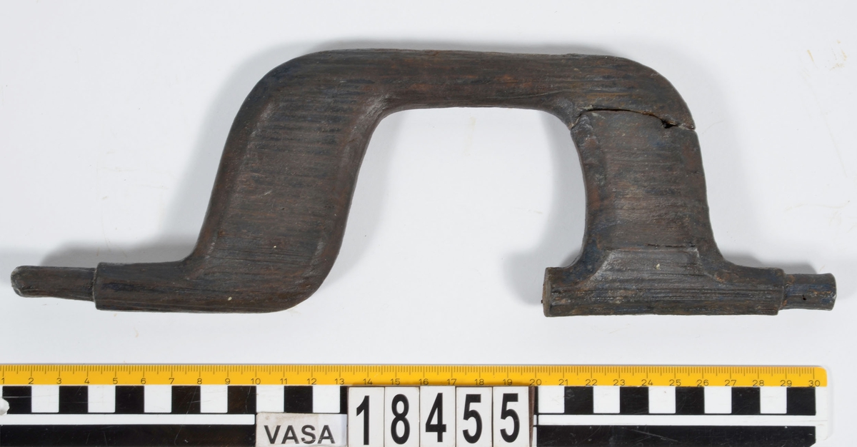 Ett skaft till en borr, sk borrsväng. Skaftet har fasade ytterkanter. Skaftet, som tidigare varit avbrutet, har fogats samman av konserveringsenheten 1996.

Skaftet är välbevarat. På skaftets yta syns blå utfällningar.

För mer information se Dokumentationsblankett under Referenser – Länkade filer.


Text in English: The handle of a brace.

Cranked wooden handle with bevelled sides. Previously broken, repaired by the Conservation Laboratory in 1996.

Well preserved. Blue precipitations on surface.

For more information see the Documentation form under References – Linked files.