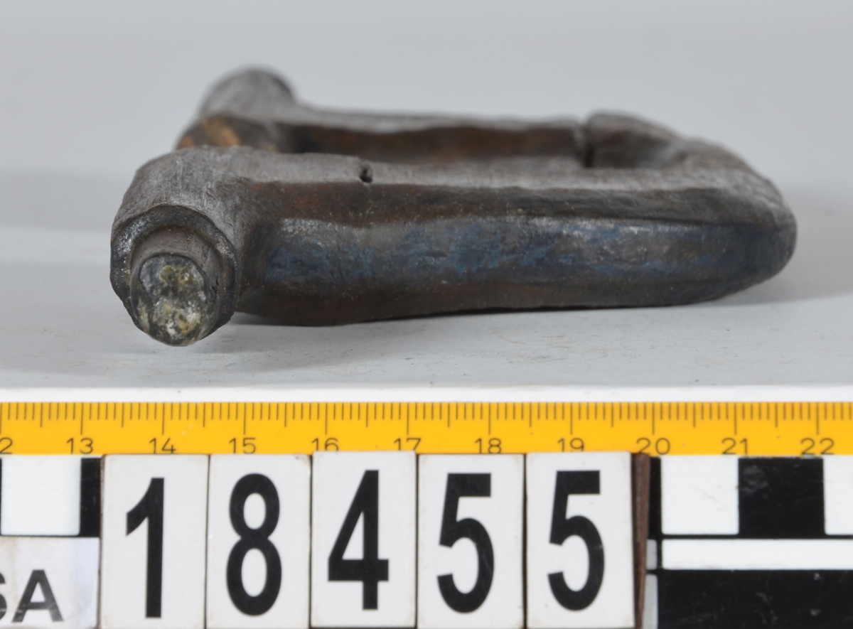 Ett skaft till en borr, sk borrsväng. Skaftet har fasade ytterkanter. Skaftet, som tidigare varit avbrutet, har fogats samman av konserveringsenheten 1996.

Skaftet är välbevarat. På skaftets yta syns blå utfällningar.

För mer information se Dokumentationsblankett under Referenser – Länkade filer.


Text in English: The handle of a brace.

Cranked wooden handle with bevelled sides. Previously broken, repaired by the Conservation Laboratory in 1996.

Well preserved. Blue precipitations on surface.

For more information see the Documentation form under References – Linked files.