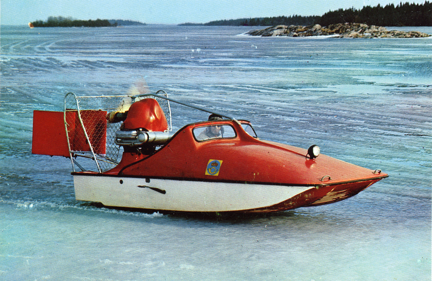 Hydrokopter, luftpropellerdrivet amfibiefordon för gång på is, vatten och snötäckta marker, flatbottnad, halvdäckad, försedd med Porsche industrimotor i kombination med Wido flygväxellåda. Den styrs med dubbla luftroder, manövreras med ratt, är försedd med bromspedaler, som påverkar bromsklaffar på båda sidor. Skyddsnät
mellan propeller och motor. Vevstake. Kapell och propellerskydd av smärting. Isklubba. Tar, förutom post, maximalt tre passagerare.