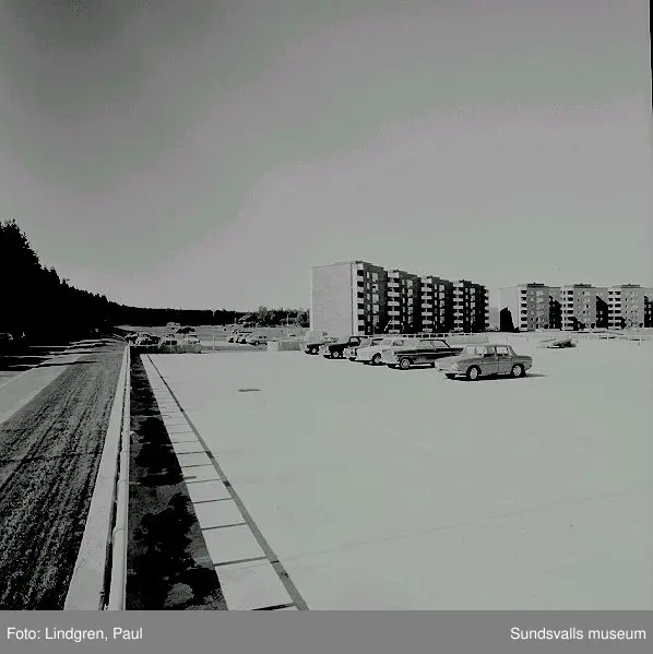 Stadsdelen Nacksta med hyreslägenheter i flerbostadshus, skivhus och lamellhus, uppförda av AB Sundsvallsbyggen, 1967 - 1971.