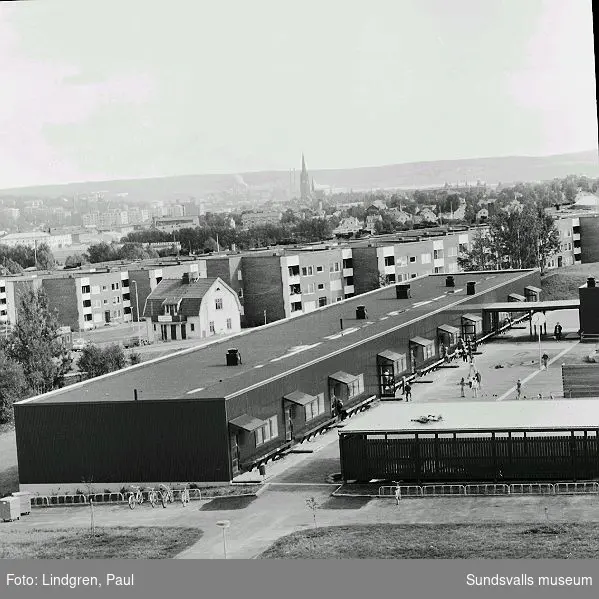 Flygfotografi över Nackstaskolans låg- och mellanstadium, med bostadshusen i kv Vetet vid Nackstavägen i bakgrunden. I den gamla träbyggnaden huserar Fritidsgården.