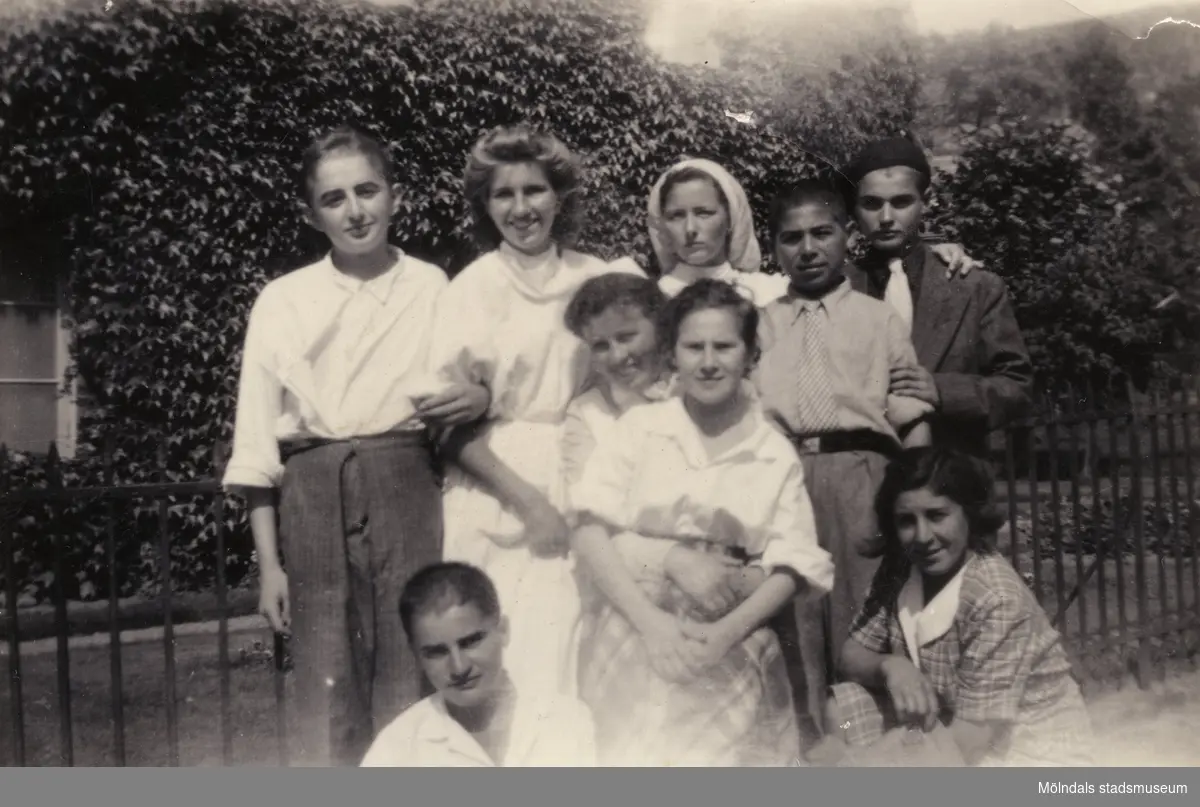 "Karantänsförläggning" på Kvarnbyskolan för överlevande från koncentrationsläger i Tyskland och Polen 1945.  
Skolan fungerade under denna sommar som beredsskapssjukhus.
 
En gruppbild på tre pojkar, tre flickor och tre sköterskor.