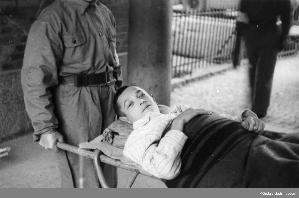 "Karantänsförläggning" på Kvarnbyskolan för överlevande från koncentrationsläger i Tyskland och Polen 1945. På båren ligger 22-årige Abraham Frischer, överlevare från koncentrationsläger i Tyskland. Skolan fungerade under denna sommar som beredsskapssjukhus.