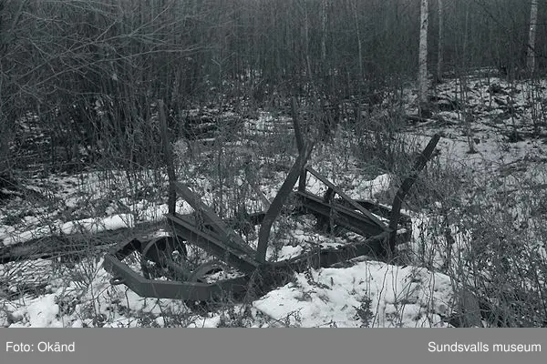 Järveds sågverk, herrgård, tank, tippvagn, pråm, plintar, m.m.