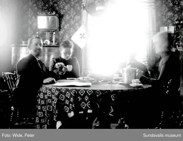 Widebron, Widegården, Ullboden, Peter Wide dricker kaffe med två kvinnor, uthus interiör, exteriör.
