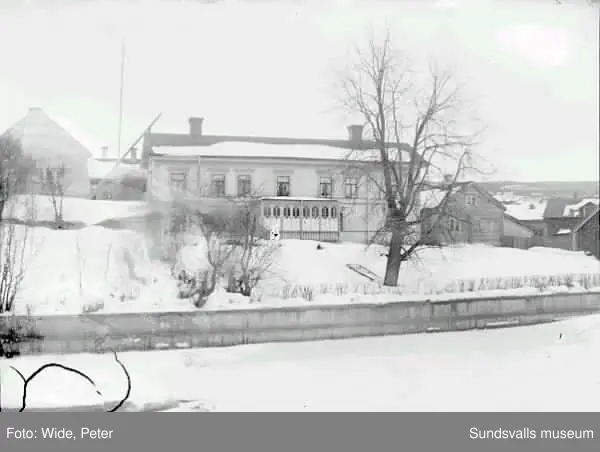 Widebron, Widegården, Ullboden, Peter Wide dricker kaffe med två kvinnor, uthus interiör, exteriör.