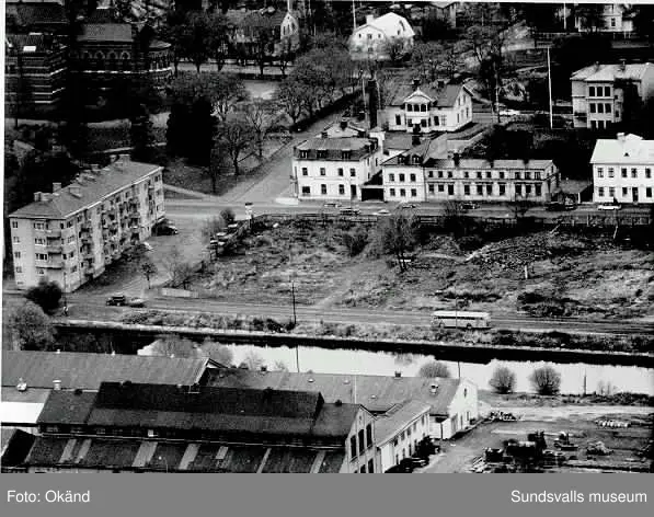 Flygfoto. Bebyggelse på Västermalm bl a Flickskolan till vänster och Ryds Glasmästeri på Storgatan. I förgrunden Sundsvalls Verkstäder i kvarteret Araben på Norrmalm.