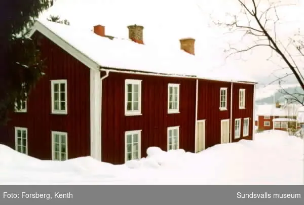 Nävsta f d skola periodvis under 1800-talet använt som tingsställe, numera skolmuseum i Selångers hembygdsförenings regi.