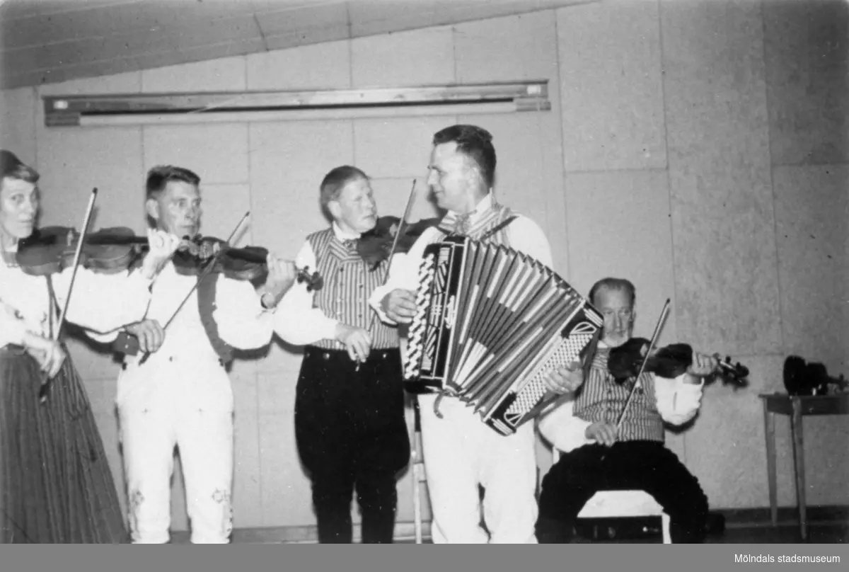 Spelning på ett bröllop i Lundby, Hisingen 1968. 
Sonja Lindeberg, 
Åke Andersson, 
Gustaf Svensson, 
Tore Straus och 
Ingmar  Holst.