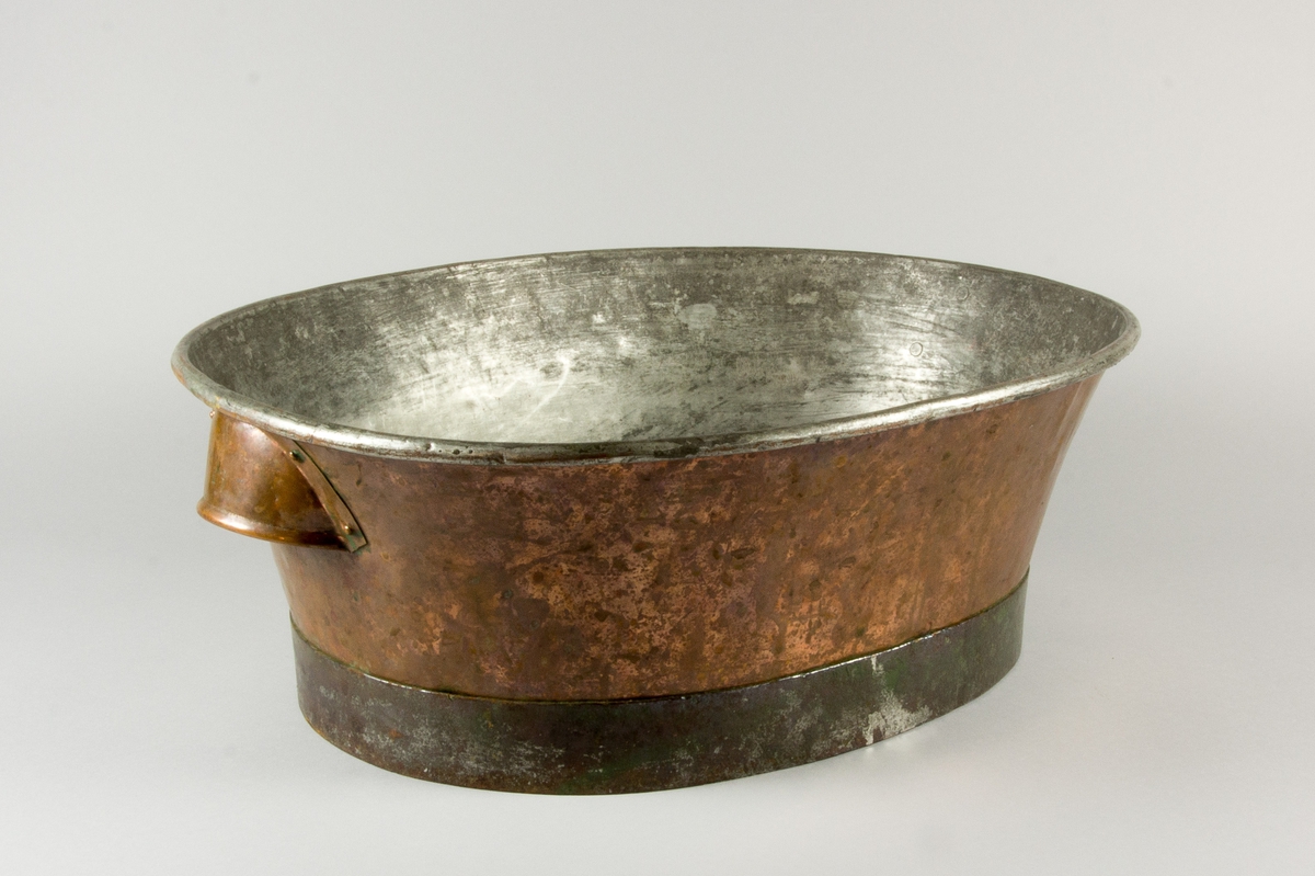 Diskbalja av förtent kopparplåt, oval form. Vågräta handtag på kortsidorna, fästade med nitar. Baljan står på en fastlödd kant av stålplåt. På ett handtag märkt 13, på bottenkanten 40.