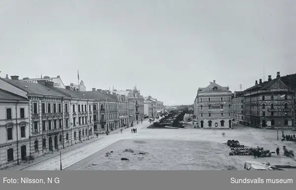 Hamnplanen med Sjögatan t. v. och varumagasinen t. h.