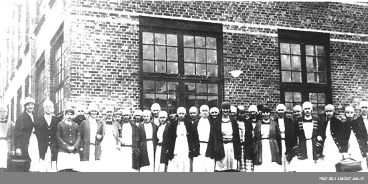 Anderstorps fabriker i Lindome på 1930-talet. Spinneriarbeterskor framför Nya spinneriet. Nr 15 fr. vä. Ruth, nr 28 Olga, nr 29 och 30 systrarna Olsson från Dvärred 3:20.
 "Kvinnliga arbetare utanför spinneriet. Lägg märke till huvudbonaderna. 
Dessa utgjorde skyddsklädsel för att håret ej skulle fastna i maskinerna". (anteckningar av Harry Bergman).