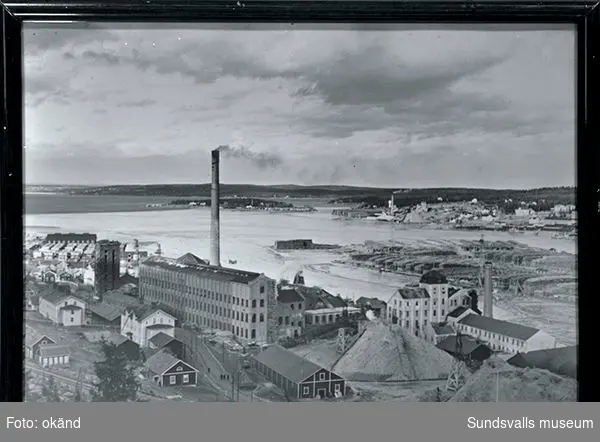 Svartviksfabriken i förgrunden, Klampenborg, Essvik och Nyhamn på andra sidan bukten och i mitten Sandslån med timmerupplag.