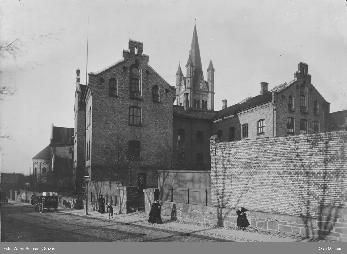 Grønland skole, mennesker, gatelegeme, brostein, Grønland kirke, hest og vogn fra Aug. Pellerin