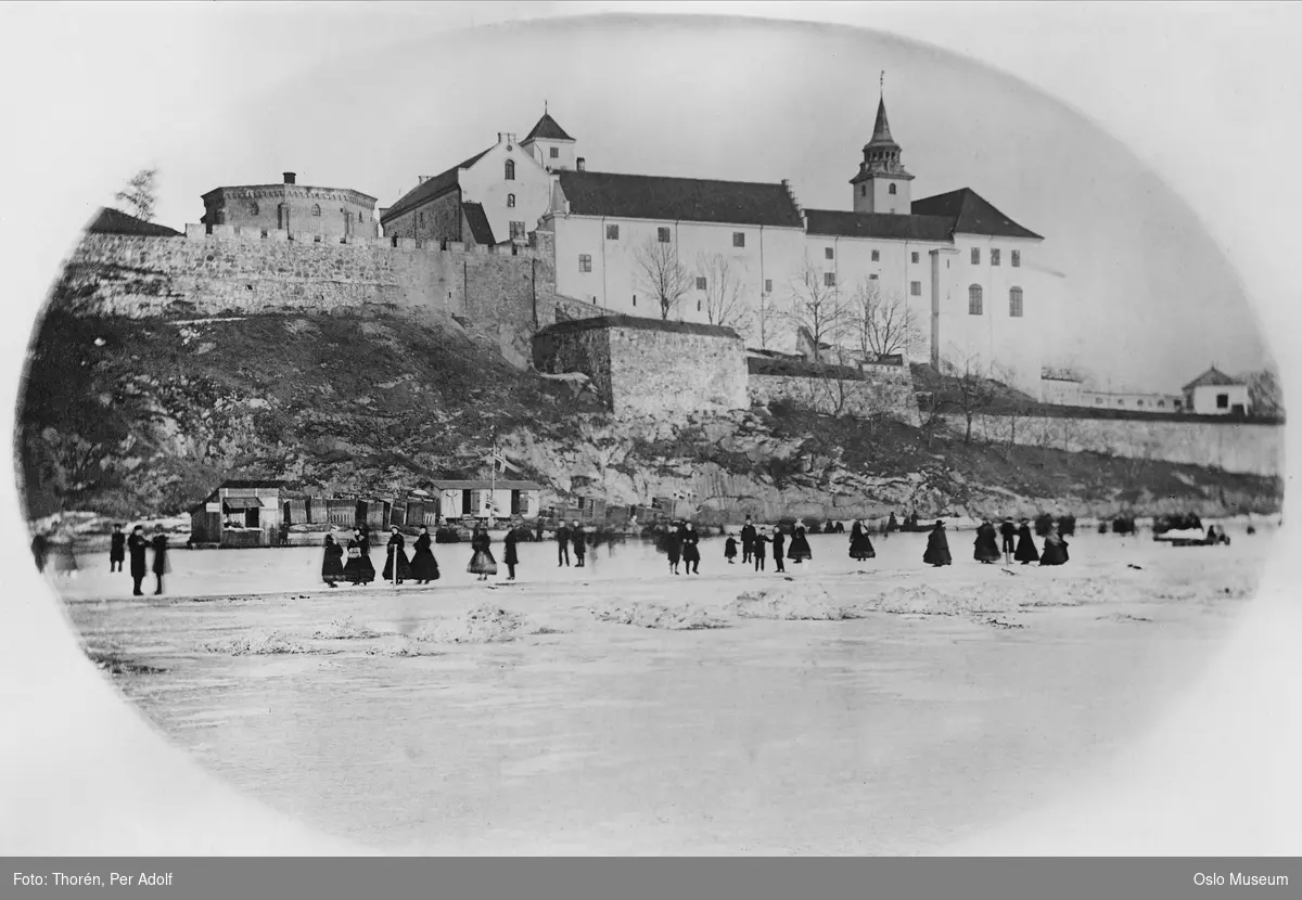 islagt fjord, Christiania skøitebane, skøyteløpere, Akershus festning