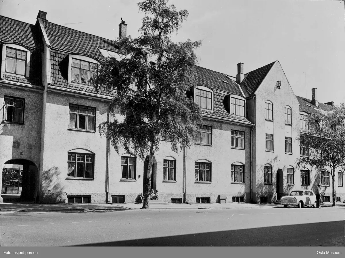 bygård, kommunale arbeiderboliger, trapp, barn, bil