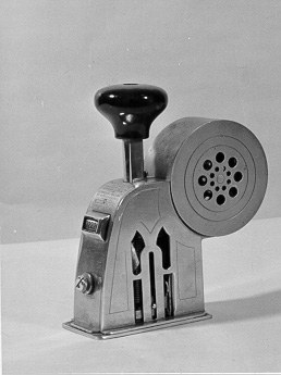 Frankeringsmaskin av amerikansk tillverkning, handtagsknopp av trä.

Multipost no T
Patented
Aug 8 and Dec 19 1911
Others pending
-----
Patented in Canada,
and in foreign countries
Multipost Co
