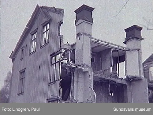 Bergsgatan 35. Rivningsbilder från bostadshus uppfört på 1900-talets början av A. F. Widerström, tillskärare och konfektionär hos Frans Pettersson AB.