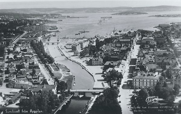 Flygfoto över centaral Sundsvall. Bildtext till vykort "Sundsvall från flygplan."