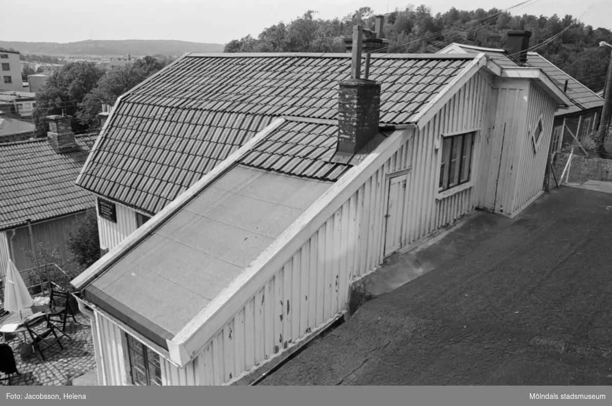 Exteriörbild av bostadshus på Roten M 21 i Mölndals Kvarnby, 1972.
Tomten har en terränganpassad komplicerad planform.