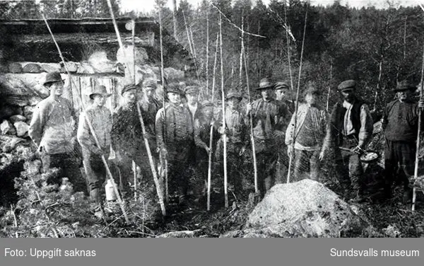 Flottningsarbetare. Kolbullar i stekpannan. Kojan i bakgrunden.