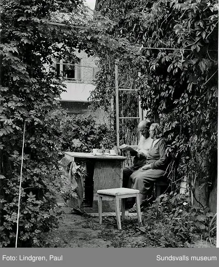 Erstagatan 7. Bersån vid gamla huvudbyggnaden. Paret i bersån heter Gottfrid och Albertina Vallin.