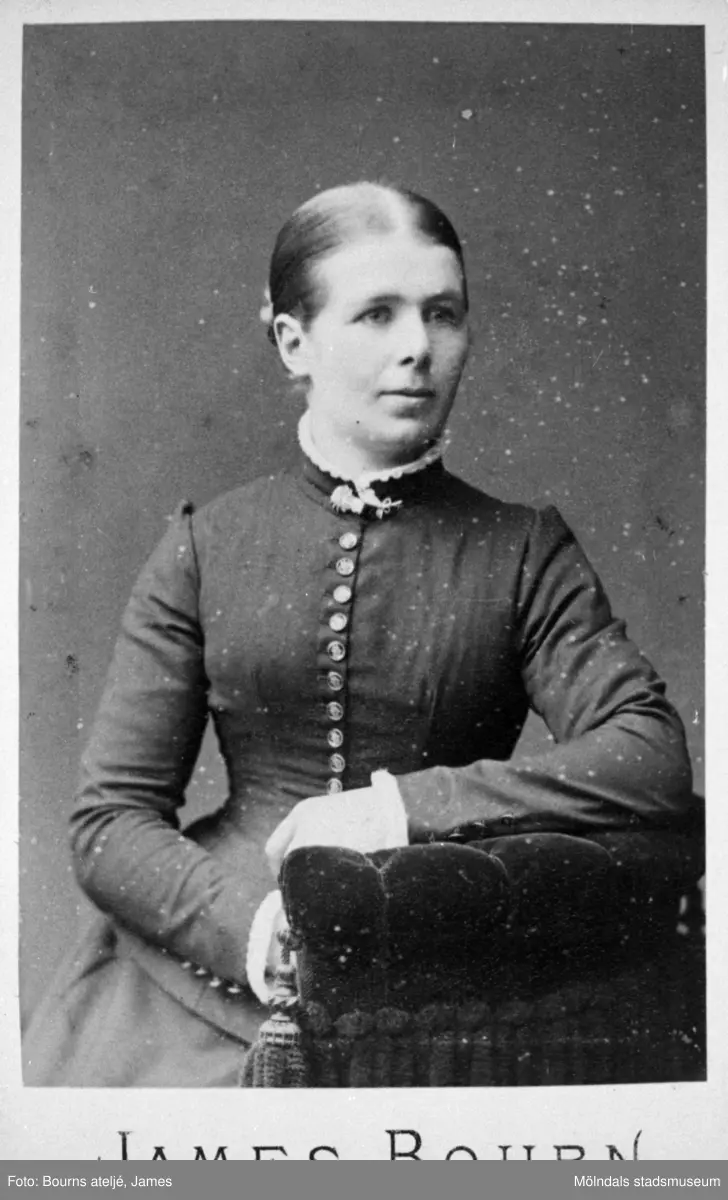 Josefina Eriksson (1856 - 1928) var Valdeborg Johanssons moster. Josefina arbetade som glansstrykerska och gifte sig aldrig. Hon levde tillsammans med Maria Eriksson (sin syster), Valdeborg (systerdotter) och Anna Carlsson (piga) i Olas stuga under 1900-talets början.
Ur Valdeborg Johanssons fotoalbum.