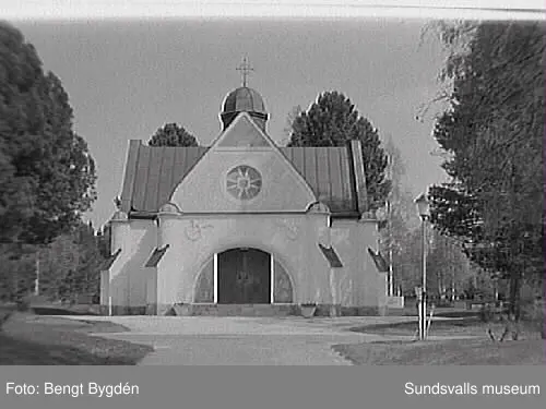Nya och gamla kyrkan på Alnö, kyrkskolan, hembygdsgården samt intilliggande bebyggelse.