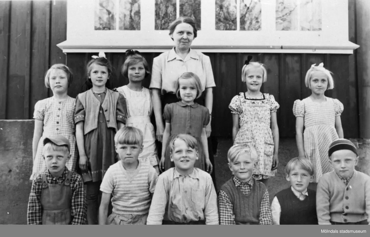 Valdeborg Johansson med skolklass (B-skola), Nårunga, vårterminen 1951. 
Bakre raden från vänster: Monica, Barbro, Viol-Ann, Harriet, Gerd och Karin. 
Främre raden från vänster: Tore, Leif, Björn, ?, Stig och Jonny. 
Ur Valdeborg Johanssons fotoalbum.