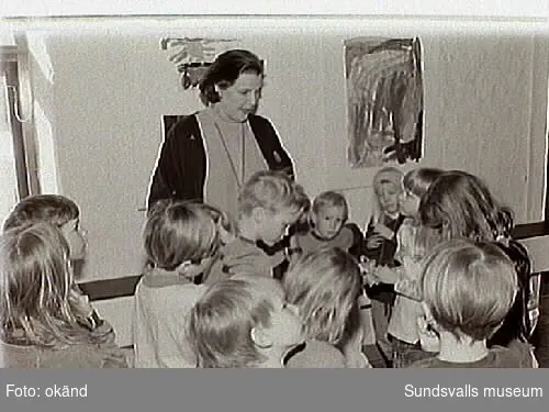 Öppna förskolans verksamhet i museets "Barnens galleri". ser på konst i museets utställningar.