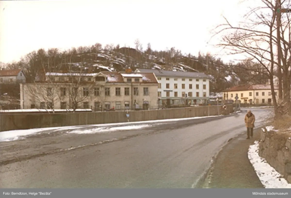 Utsikt från Roten M (Norra Forsåkersgatan) mot Gamla torget. Det gamla stadshuset (huset i mitten) i ljusgrön färg före restaureringen till gammalt skick 1987. Till vänster ser man byggnad 213 som ligger utefter forsen.
Forsebron och Feskeflöten fanns vid staketets bortre ända.