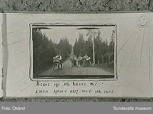 Cykelsemester på skogsväg. Gunnar, Maja, Tage, Lisa.
Amatörfotografier ur fotoalbum från resa med cykel till Trondheim, Norge, sommaren 1915. Maja Braathen, Gunnar Johansson, Tage, Atti, Lisa.