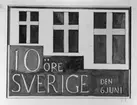 Ej realiserade förslag till frimärke Svenska flaggans dag, utgivet 6/6 1955. Två stycken olika frimärken utgivna till 50-årsminnet av den nya ljusare flaggan som ej har unionsmärke. Konstnär: Götrik Örtenholm. Foton 30/5 1967. Alt. I. andra ex. 10 öre. Valör 10 öre.