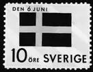 Ej realiserade förslag till frimärke Svenska flaggans dag, utgivet 6/6 1955. Två stycken olika frimärken utgivna till 50-årsminnet av den nya ljusare flaggan som ej har unionsmärke. Konstnär: Tage Hedström. Alt. II. andra ex. 10 öre.
Valör 10 öre.