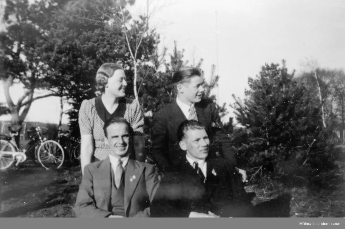 SSU Kretsstyrelse i Mölndal, en kvinna och tre män som poserar i naturen. År 1933.
Mannen sittandes till vänster heter Hilmer Andersson.